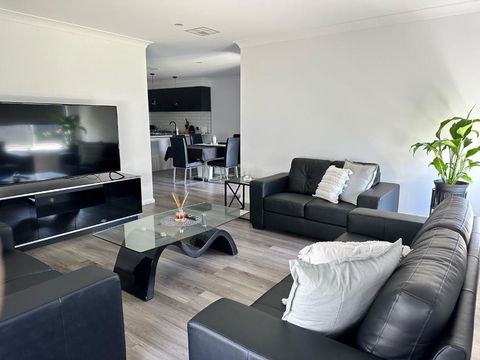 Xquisite - Whitsundays Accommodation 0