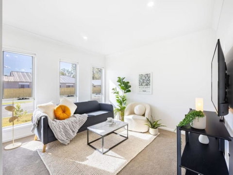 Well-decorated 4BR Family Home Steps To Mall - Whitsundays Accommodation 0