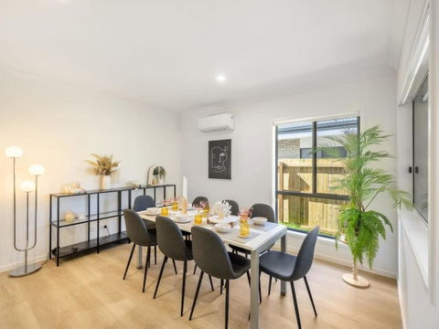 Well-decorated 4BR Family Home Steps To Mall - Whitsundays Accommodation 1