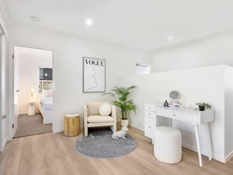 Well-decorated 4BR Family Home Steps To Mall - Whitsundays Accommodation 3