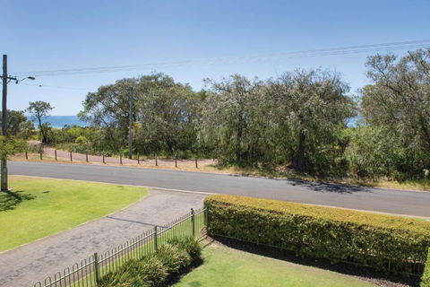 XYZ Holiday Home - Whitsundays Accommodation 2