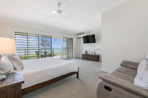 Absolute Beachfront Bliss-Best Location In Darwin - Whitsundays Accommodation 0