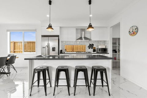 Amazing Family Home Opposite A Park & Sleeps 10 - Whitsundays Accommodation 3