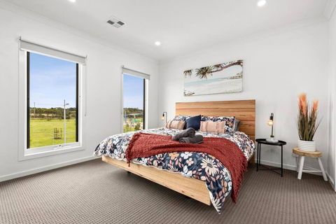 Amazing Family Home Opposite A Park & Sleeps 10 - Whitsundays Accommodation 4