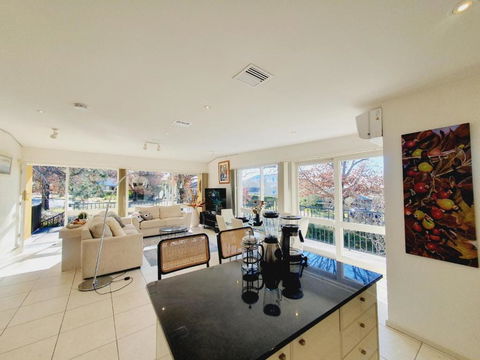 Yarralumla Sunny&open&comfy 3B&2B Home Near By A Lake And Shopping Centre - Whitsundays Accommodation 0
