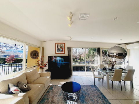 Yarralumla Sunny&open&comfy 3B&2B Home Near By A Lake And Shopping Centre - Whitsundays Accommodation 1